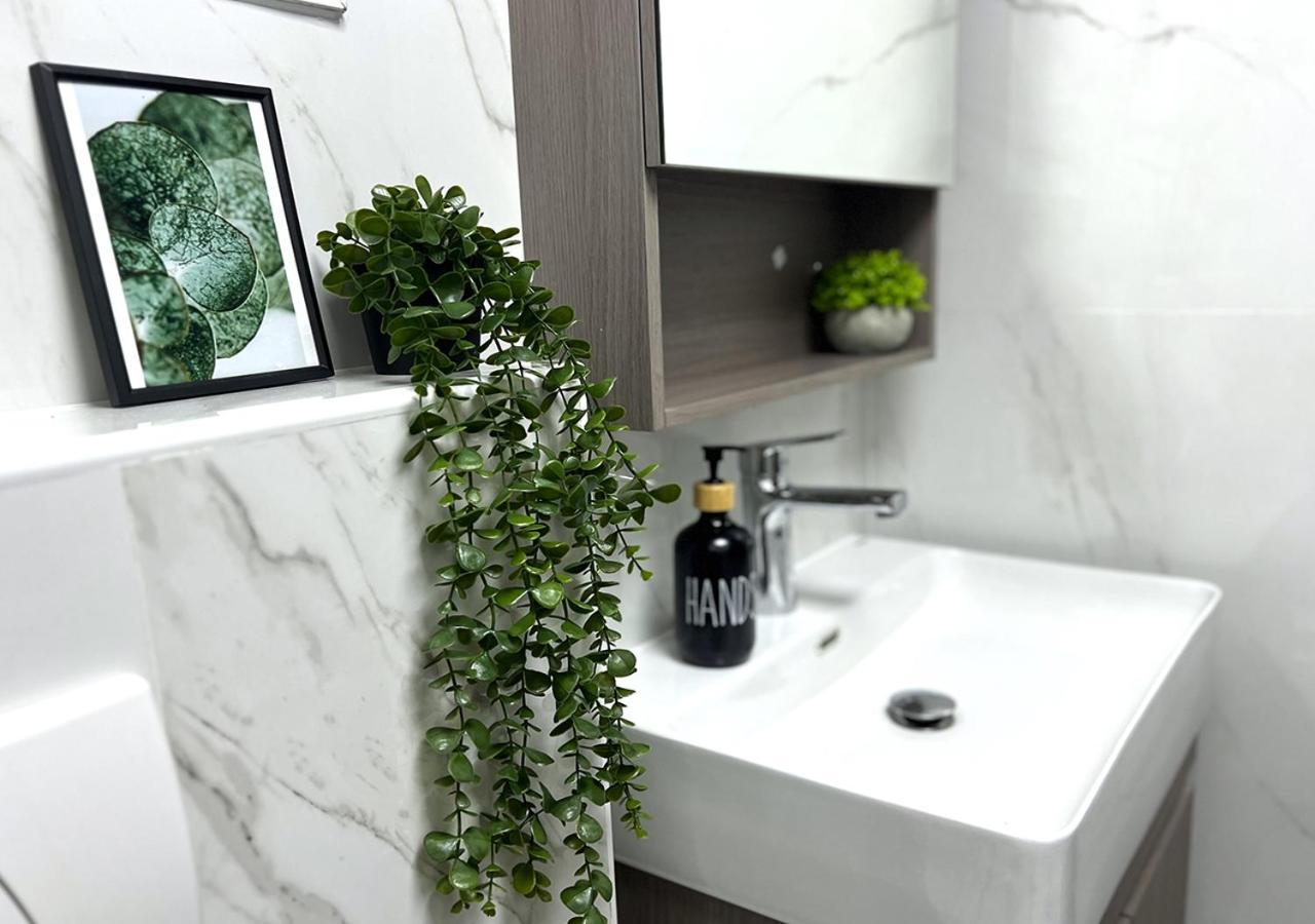 New Minimal Classic 1-bed Dmcc Metro Apartment Dubai